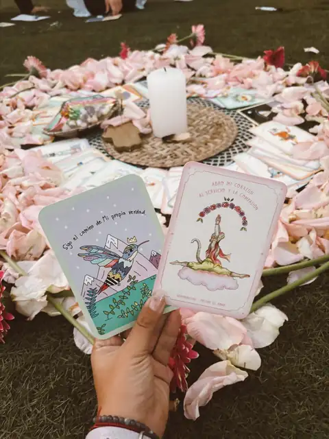 Ritual con cartas de tarot sobre pétalos de rosa